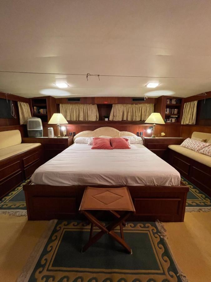 Hotel Yacht Our Alissa Сан-Адриан-де-Бесос Экстерьер фото