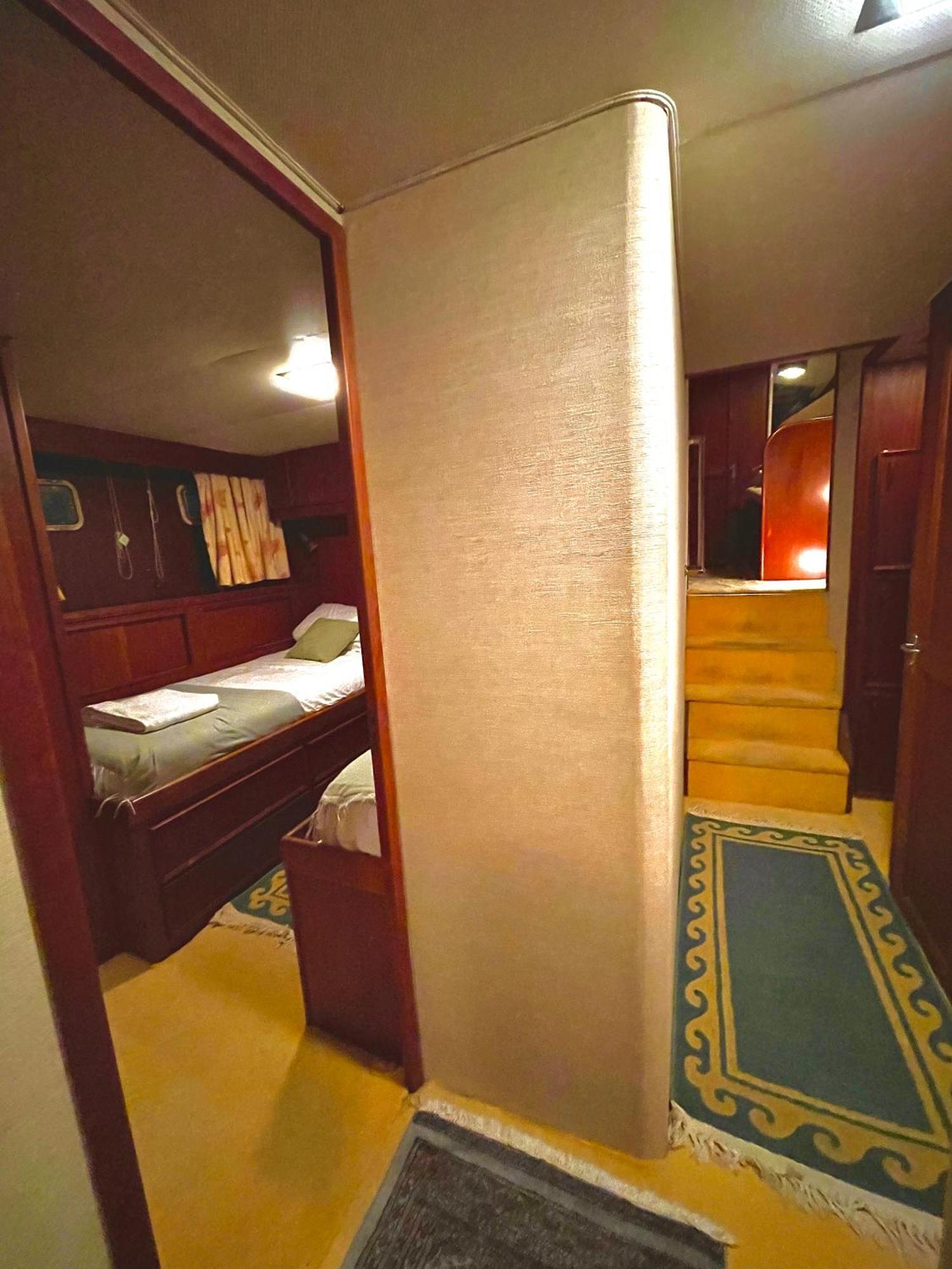 Hotel Yacht Our Alissa Сан-Адриан-де-Бесос Экстерьер фото