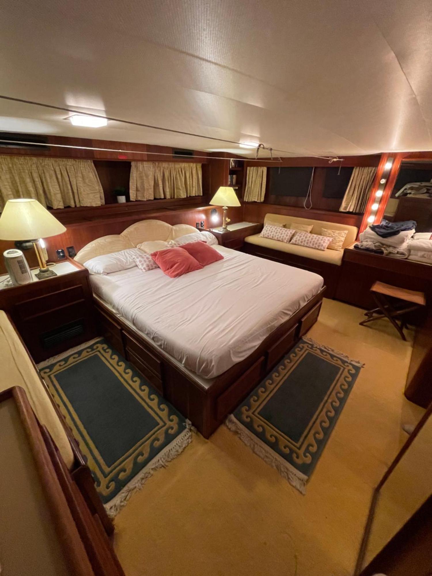 Hotel Yacht Our Alissa Сан-Адриан-де-Бесос Экстерьер фото